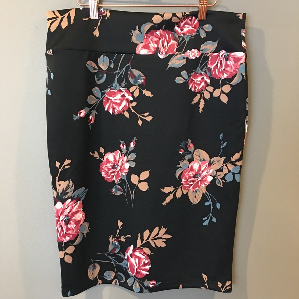 🚫SOLD🚫 New! Black Floral Stretch Pencil Skirt